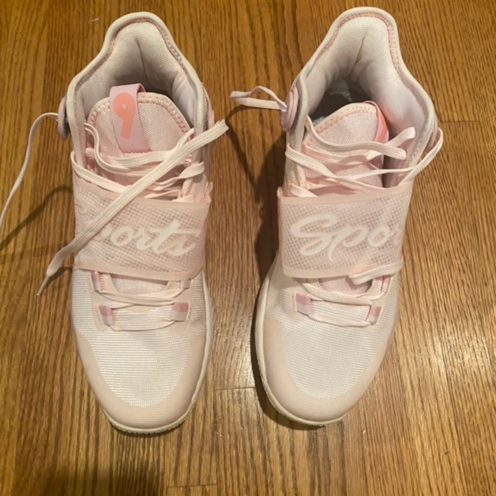 Basketball shoes